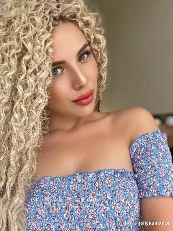 Elle Profile image 1